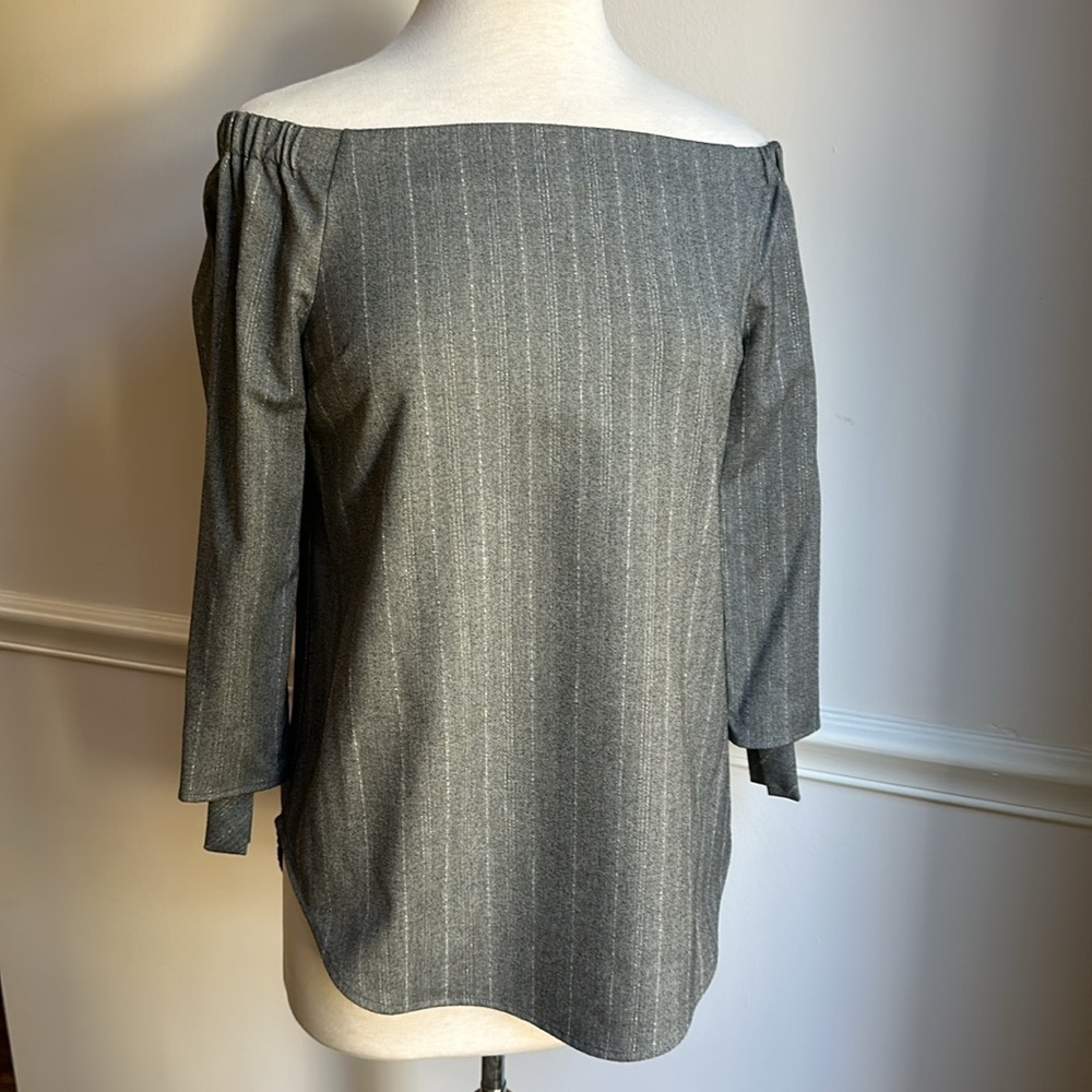 Aritzia Babaton Gray Pinstripe Off Shoulder Top Blouse Size XS EUC